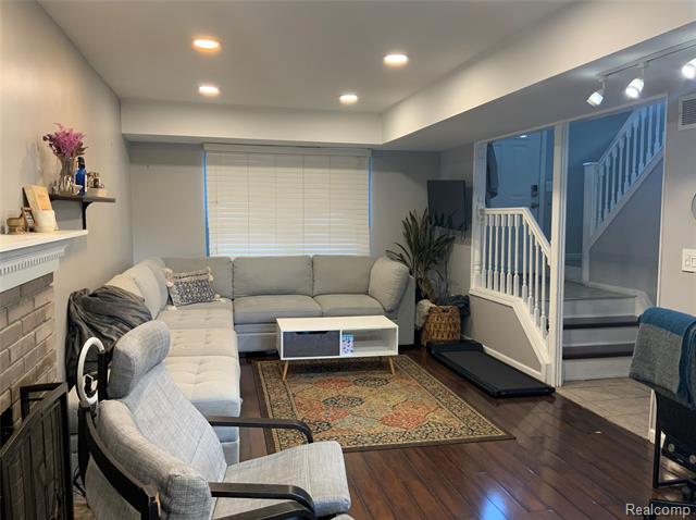 Builiding view two for 29109 Perth, Livonia, MI. 48154