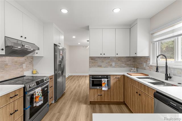 Builiding view eight for 29729 Buckingham, Livonia, MI. 48154