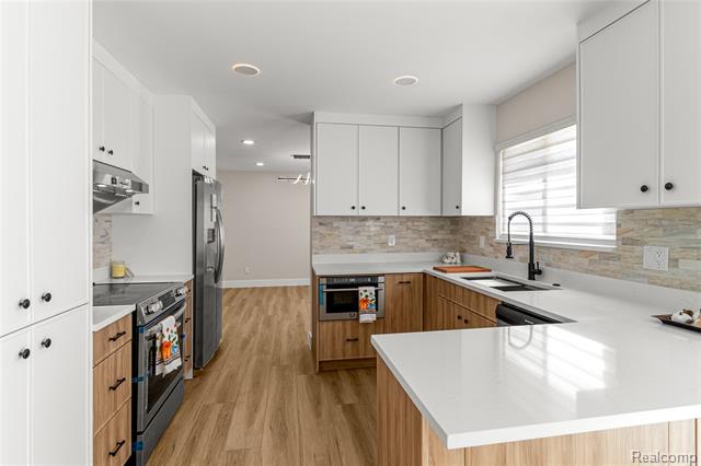 Builiding view eleven for 29729 Buckingham, Livonia, MI. 48154