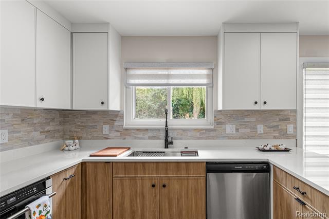 Builiding view nine for 29729 Buckingham, Livonia, MI. 48154