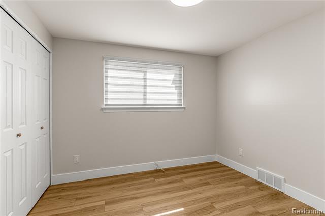 Builiding view sixteen for 29729 Buckingham, Livonia, MI. 48154