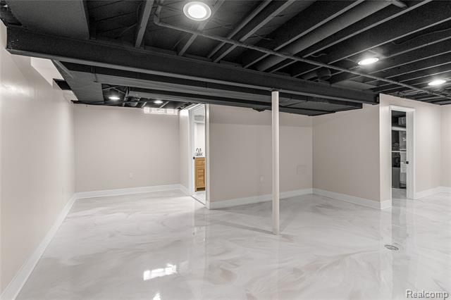 Builiding view thirty one for 29729 Buckingham, Livonia, MI. 48154
