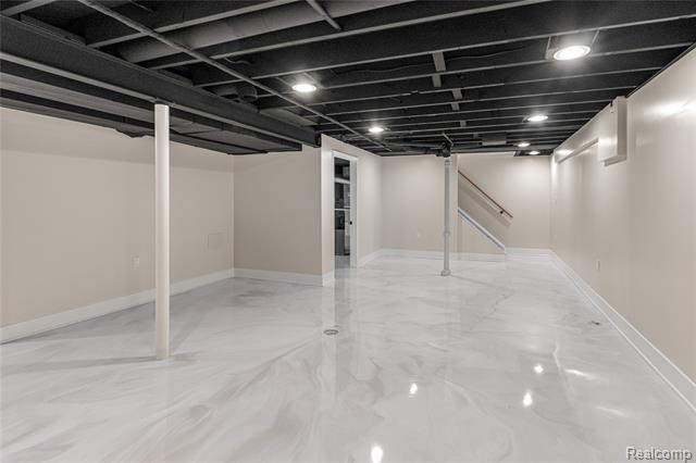 Builiding view thirty for 29729 Buckingham, Livonia, MI. 48154