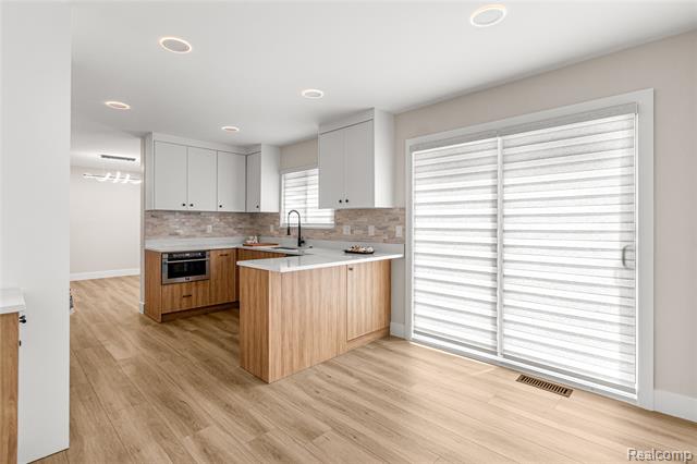 Builiding view twelve for 29729 Buckingham, Livonia, MI. 48154