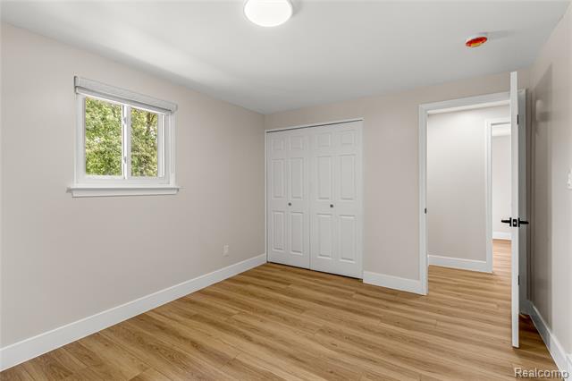 Builiding view twenty eight for 29729 Buckingham, Livonia, MI. 48154