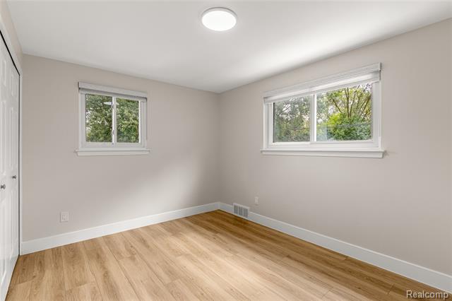 Builiding view twenty five for 29729 Buckingham, Livonia, MI. 48154