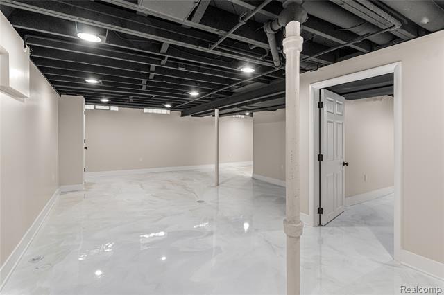 Builiding view twenty nine for 29729 Buckingham, Livonia, MI. 48154