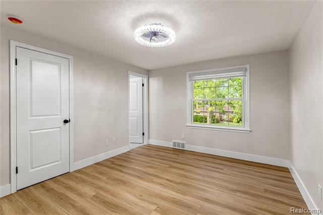 Builiding view twenty one for 29729 Buckingham, Livonia, MI. 48154