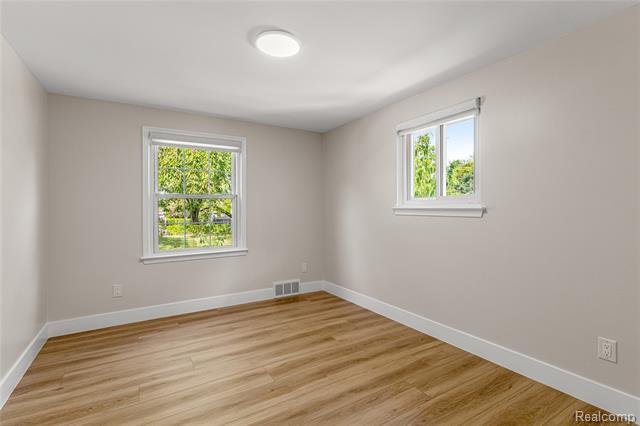 Builiding view twenty seven for 29729 Buckingham, Livonia, MI. 48154