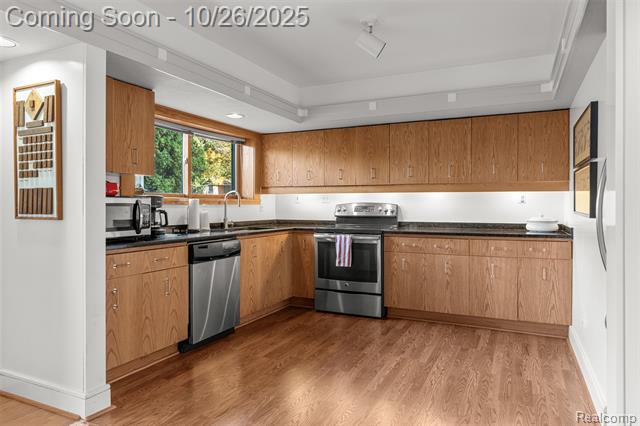 Builiding view nine for 31126 Grennada, Livonia, MI. 48154