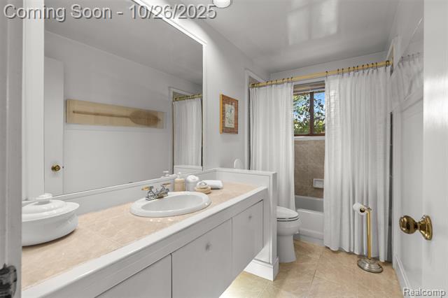 Builiding view seventeen for 31126 Grennada, Livonia, MI. 48154