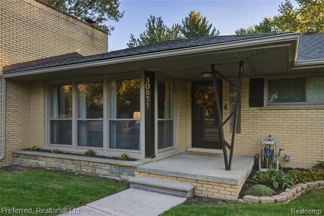 Builiding view one for 30831 Lyndon, Livonia, MI. 48154