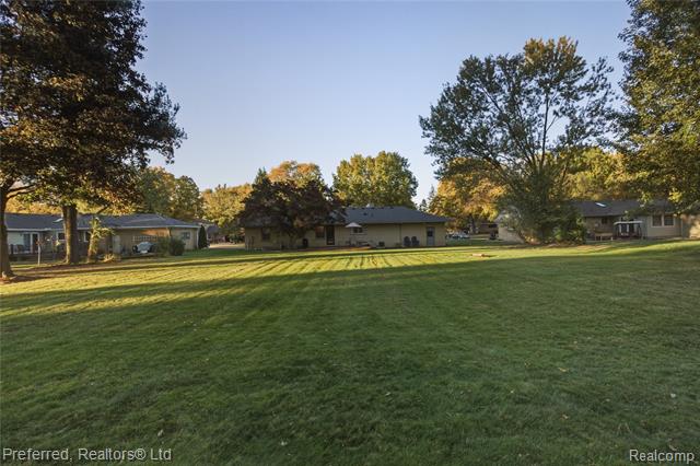 Builiding view thirty five for 30831 Lyndon, Livonia, MI. 48154