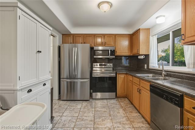 Builiding view twelve for 30831 Lyndon, Livonia, MI. 48154