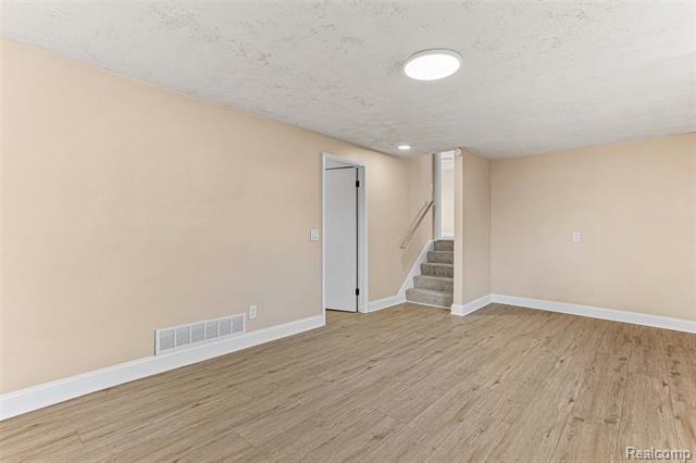 Builiding view seventeen for 14488 Summerside, Livonia, MI. 48154