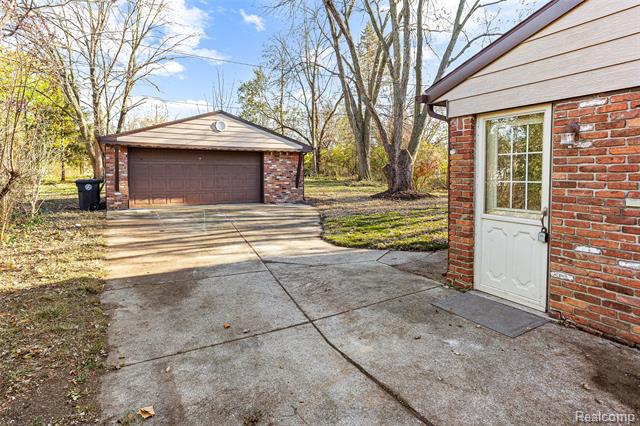 Builiding view twenty one for 14488 Summerside, Livonia, MI. 48154