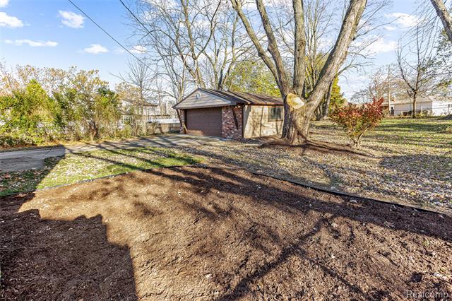 Builiding view twenty three for 14488 Summerside, Livonia, MI. 48154