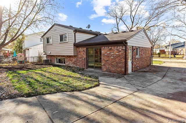 Builiding view twenty two for 14488 Summerside, Livonia, MI. 48154