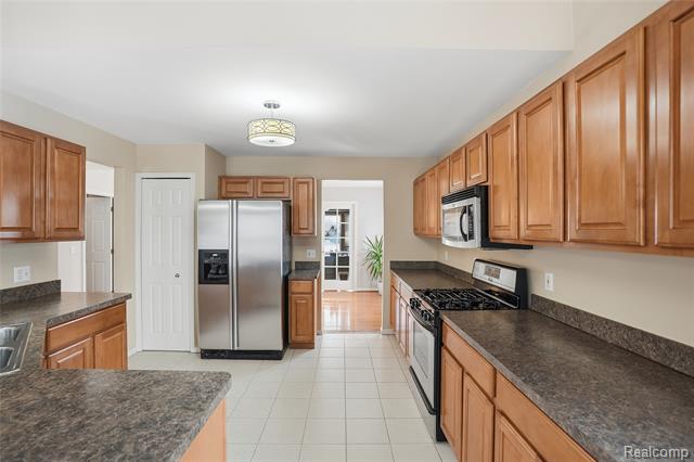 Builiding view nine for 14649 Taylor, Livonia, MI. 48154