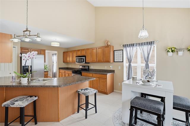 Builiding view seven for 14649 Taylor, Livonia, MI. 48154