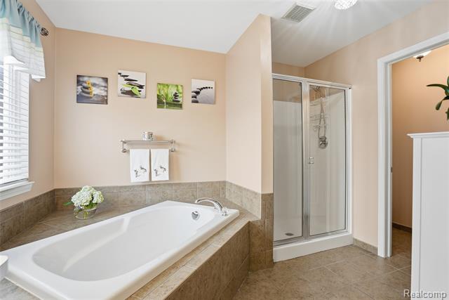 Builiding view seventeen for 14649 Taylor, Livonia, MI. 48154