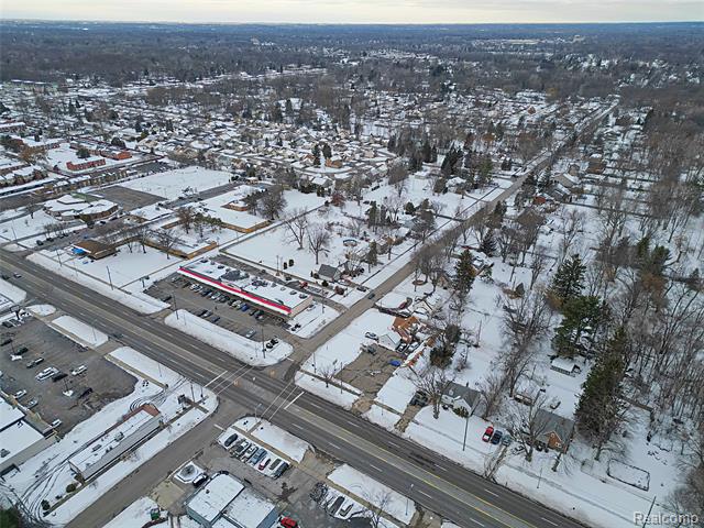 Builiding view eight for 15093 Lyons, Livonia, MI. 48154