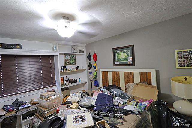 Builiding view eighteen for 15093 Lyons, Livonia, MI. 48154