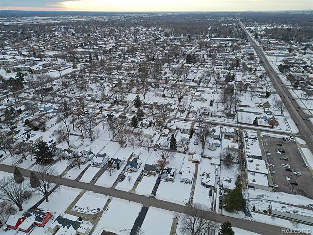 Builiding view five for 15093 Lyons, Livonia, MI. 48154