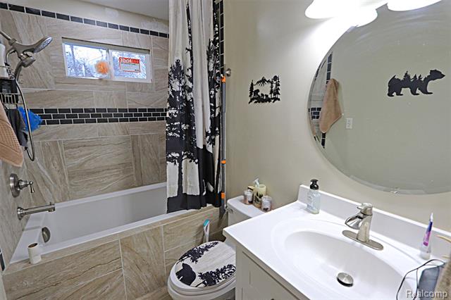 Builiding view sixteen for 15093 Lyons, Livonia, MI. 48154