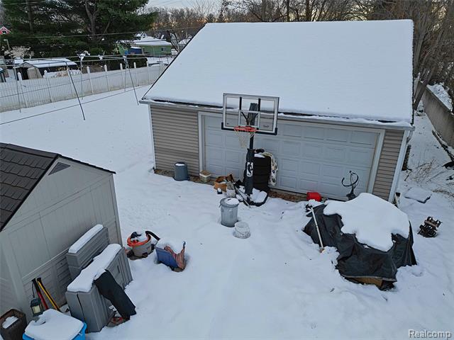 Builiding view ten for 15093 Lyons, Livonia, MI. 48154