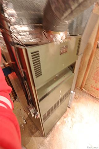 Builiding view thirty one for 15093 Lyons, Livonia, MI. 48154