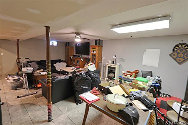 Builiding view thirty three for 15093 Lyons, Livonia, MI. 48154