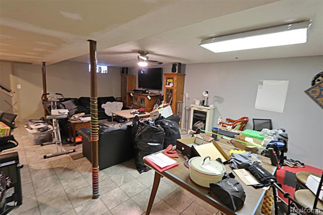 Builiding view thirty two for 15093 Lyons, Livonia, MI. 48154