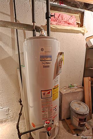 Builiding view thirty for 15093 Lyons, Livonia, MI. 48154