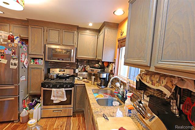 Builiding view twenty seven for 15093 Lyons, Livonia, MI. 48154