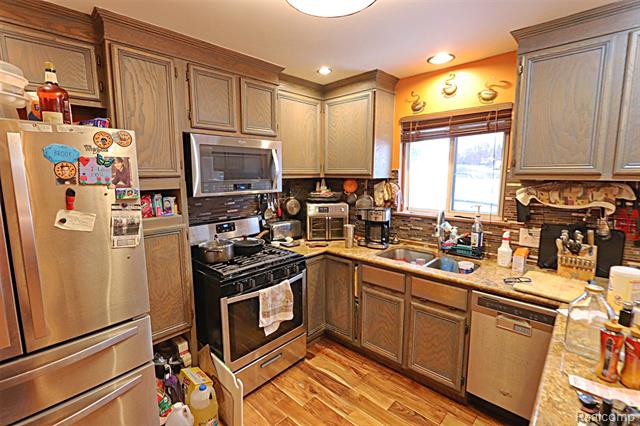 Builiding view twenty six for 15093 Lyons, Livonia, MI. 48154