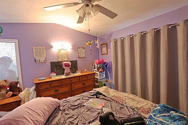 Builiding view twenty for 15093 Lyons, Livonia, MI. 48154