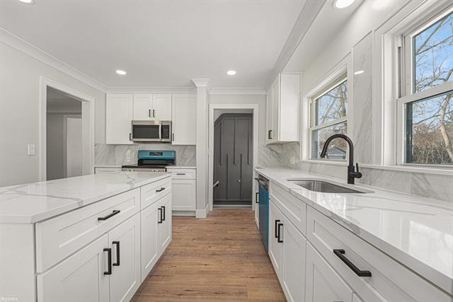 Builiding view seven for 23558 Russell, Southfield, MI. 48075