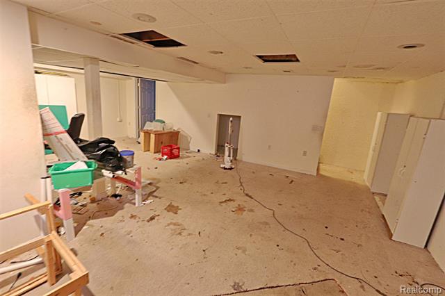 Builiding view thirty two for 14158 Hubbard, Livonia, MI. 48154