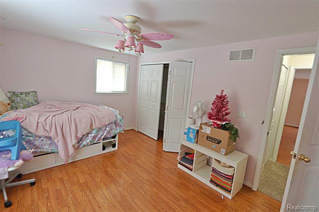 Builiding view twenty three for 14158 Hubbard, Livonia, MI. 48154