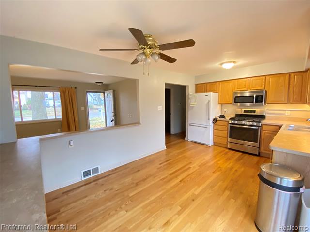 Builiding view five for 15148 Paderewski, Livonia, MI. 48154