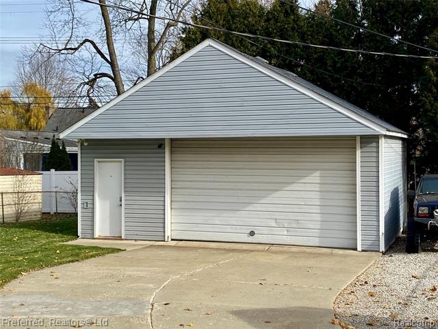 Builiding view two for 15148 Paderewski, Livonia, MI. 48154