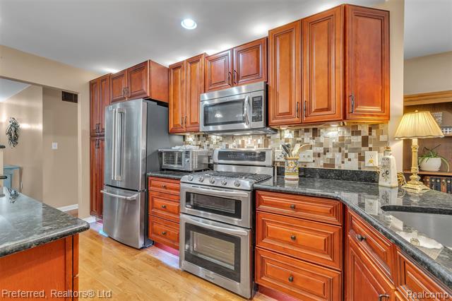 Builiding view eighteen for 14285 Adams, Livonia, MI. 48154