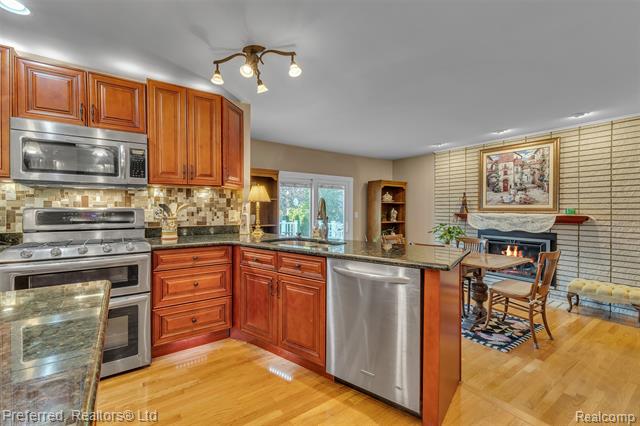Builiding view fifteen for 14285 Adams, Livonia, MI. 48154