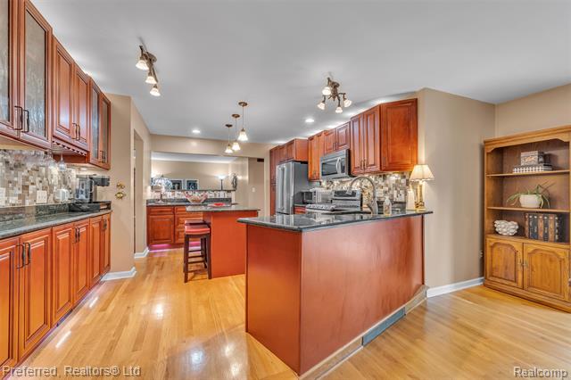 Builiding view ten for 14285 Adams, Livonia, MI. 48154