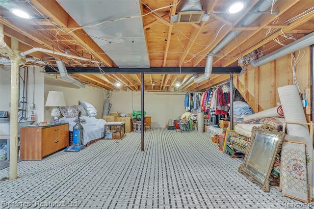 Builiding view thirty nine for 14285 Adams, Livonia, MI. 48154