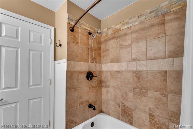 Builiding view twenty seven for 14285 Adams, Livonia, MI. 48154