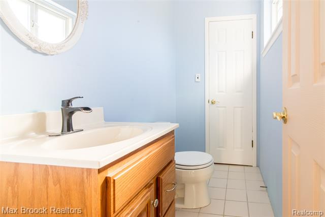 Builiding view eleven for 14411 Nola, Livonia, MI. 48154