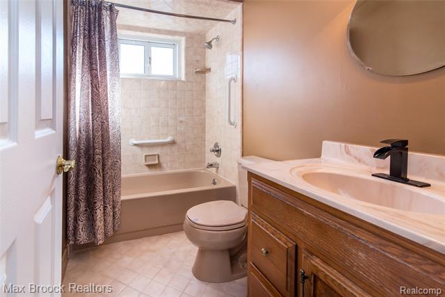 Builiding view ten for 14411 Nola, Livonia, MI. 48154