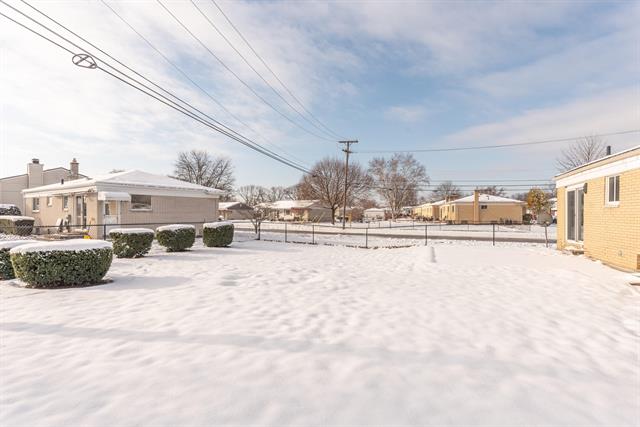 Builiding view thirty for 38393 Mason, Livonia, MI. 48154